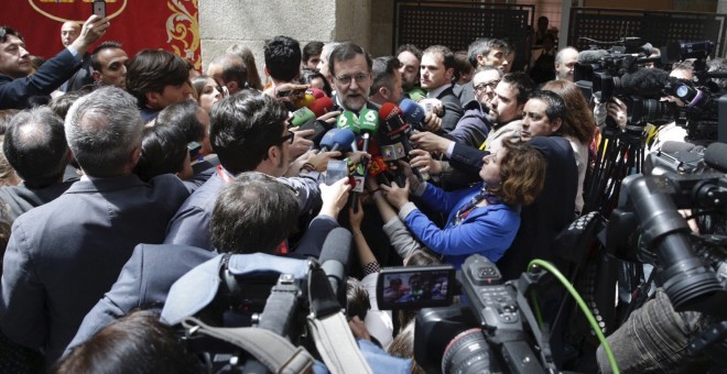 El presidente del Gobierno en funciones, realiza unas declaraciones a los periodistas tras asistir hoy a los actos del Dos de Mayo, Día de la Comunidad de Madrid. EFE/Zipi