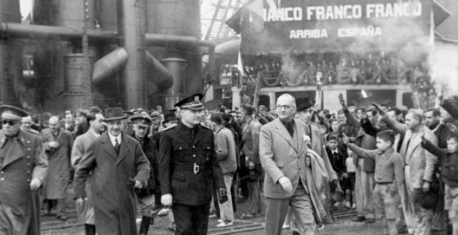 El ministro de Industria y Comercio, Joaquín Benjumea Burín, en su visita a Sagunt (Valencia) en 1941.- EFE