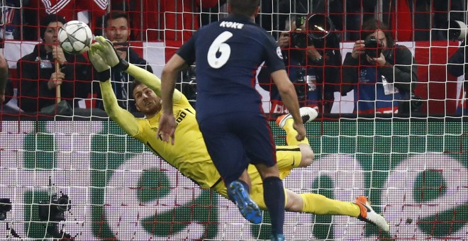 El porte del Atlético de Madrid, Oblak, para el lanzamiento de penalti de Müller.-  Reuters / Michael Dalder