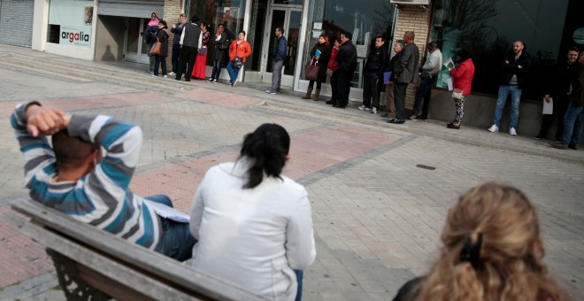 Varios parados en una oficina de empleo de la Comunidad de Madrid. REUTERS