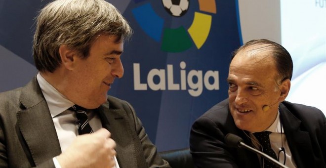 El presidente del Consejo Superior de Deportes, Miguel Cardenal (i), y el de LaLiga, Javier Tebas (d), durante la presentación del Informe Económico del Fútbol Profesional 2015./EFE