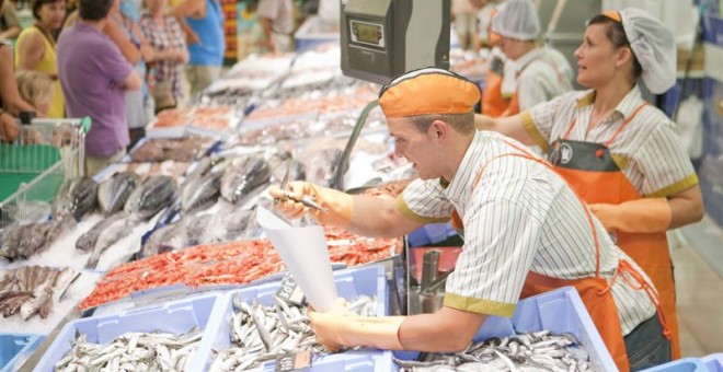 Empleados en la pescadería de un establecimiento de Mercadona. E.P.