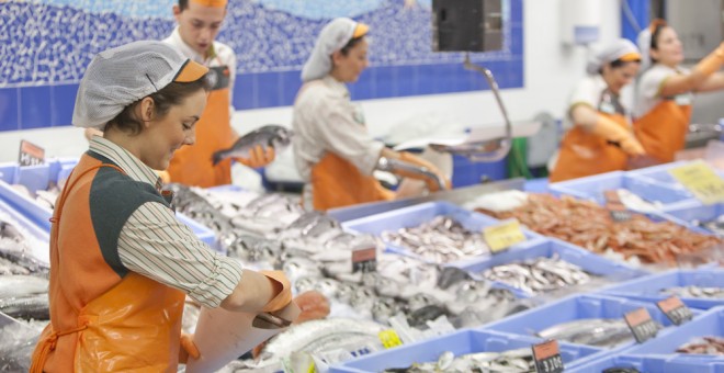 Empleados en la pescadería de un establecimiento de Mercadona. E.P.