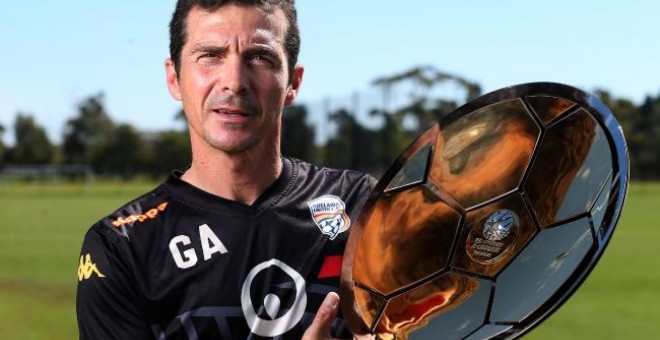 Guillermo Amor posa con el trofeo de campeón de la liga australiana.