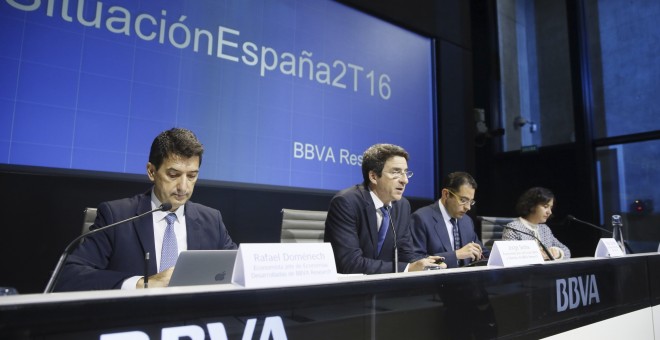 El economista jefe de Economías Desarrolladas del BBVA, Rafael Doménech (i), junto al economista jefe del Grupo, Jorge Sicilia (2i), el jefe de la entidad para España, Miguel Cardoso; y la responsable de Comunicación Corporativa, Esther Jiménez (d), duran