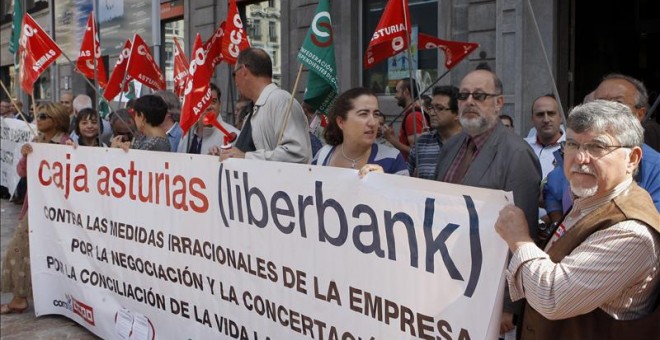 Manifestación contra el primer ERE en Liberbank. EFE