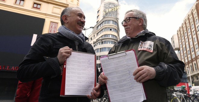 Los secretarios generales de CCOO y UGT, Ignacio Fernández Toxo y Pepe Álvarez, participaron hoy en Madrid en una recogida de firmas para promover una Iniciativa Legislativa Popular (ILP) para la implantar una prestación de ingresos mínimos. EFE/Juan Carl