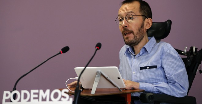 El secretario de Organización de Podemos, Pablo Echenique, durante una rueda de prensa en la que ha anunciado los resultados de la consulta  sobre la alianza con IU para el 26-J. EFE/Mariscal