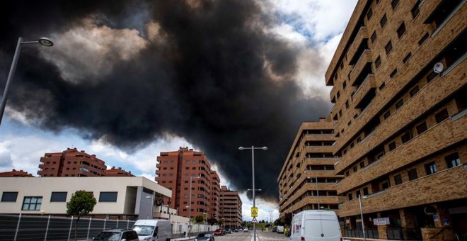 La nube tóxica, vista desde la urbanización El Quiñón de Seseña. EFE/Ismael Herrero