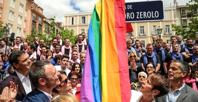 El secretario general del PSOE, Pedro Sánchez, asiste al cambio de nombre de la plaza de Vázquez de Mella por la de Pedro Zerolo, hoy en Madrid. EFE/Emilio Naranjo