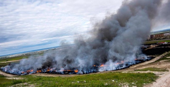 Vista del incendio de neumáticos en Seseña (Toledo) cuyas labores de extinción continúan, aunque la gravedad de la alerta ha bajado y se ha levantado la orden de evacuación de los habitantes de la urbanización El Quiñón. EFE/Ismael Herrero