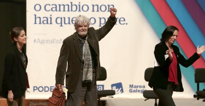 Eva Solla, Xosé Manuel Beiras y Carolina Bescansa, al comienzo de una mesa de debate dentro de la asamblea general convocada por la coordinadora de En Marea, confluencia de Podemos, Anova, Esquerda Unida y apoyada por mareas municipales. EFE/Lavandeira jr