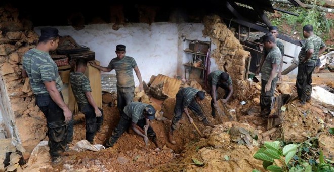 Miembros de las Fuerzas Armadas de Sri Lanka participan en las labores de rescate tras los deslizamientos de tierra tras las fuertes lluvias en Bulathkohupitiya. - EFE