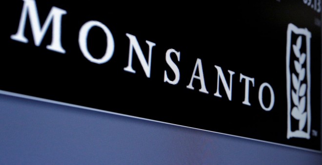 El logo de Monsanto, en una de las pantallas del New York Stock Exchange. REUTERS