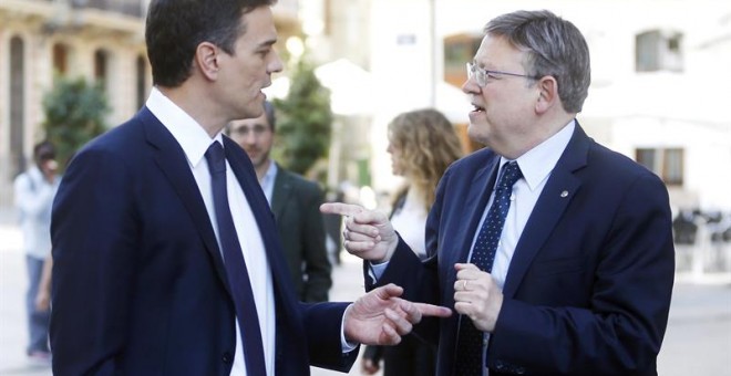 El secretario general del PSOE, Pedro Sánchez, y el líder de los socialistas valencianos y president de la Generalitat, Ximo Puig, momentos antes de firmar un compromiso político en apoyo de la mejora de la financiación autonómica. EFE/Kai Försterling