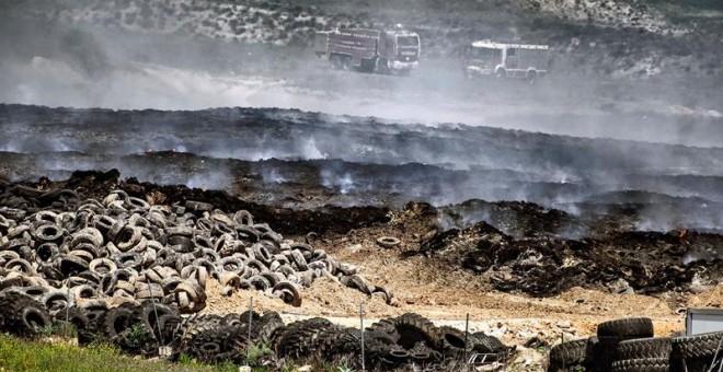 Resultado del incendio del vertedero de neumáticos de Seseña (Toledo), tras una semana los colegios están cerrados y continúan las tareas de extinción, mientras que los expertos calculan que la emisión de humos se reducirá notablemente en tres días. El in