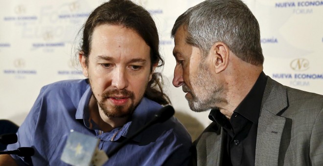 Pablo Iglesias conversa con el general José Julio Rodriguez