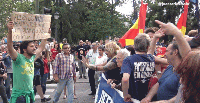 Un joven inmigrante hace frente a los convocados por la plataforma neonazi.