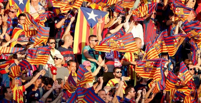 Aficionados del Barça con esteladas en el Vicente Cslerón. EFE/JuanJo Martín