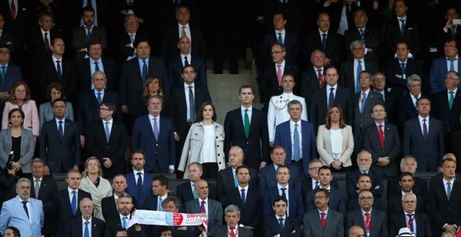 Los reyes, en el palco del Vicente Calderón antes de la final de Copa. EFE/JuanJo Martín