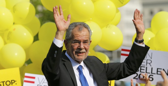 Alexander Van der Bellen, candidato independiente a las elecciones presidenciasles austriacas, en una imagen de la campaña.-  REUTERS / Heinz -Peter Bader