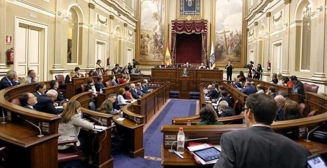 Los grupos del Parlamento canario se han unido para presentar una proposición no de ley para que se reconozca el robo de bebés como un crimen contra la humanidad y en la que exigen al Gobierno central la creación de una base nacional de datos genéticos y