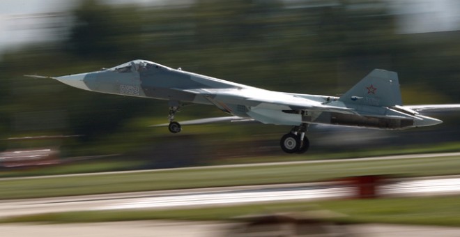 El prototipo de caza ruso Sukhoi T-50 PAK-FA, que está finalizando sus pruebas de armamento y estará operativo el año que viene. MAXIM SHEMETOV / REUTERS