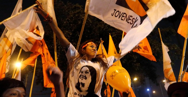 Personas apoyando al candidato Keiko Fujimori en el exterior de la universidad donde tuvo lugar el debate presidencial en Lima, Perú. REUTERS/Guadalupe Pardo