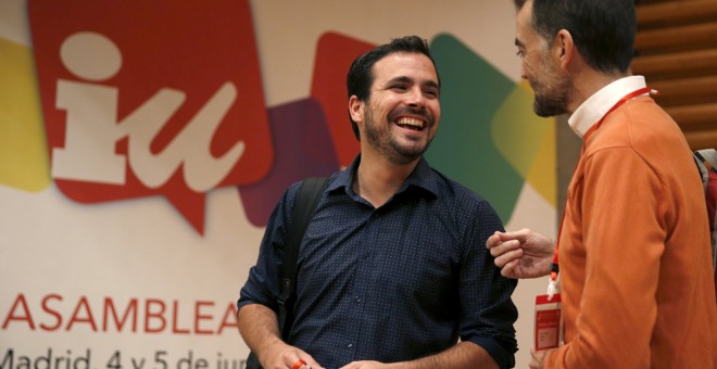 Alberto Garzón conversa con Antonio Maillo, durante la XI Asamblea Federal de IU. EFE/Chema Moya