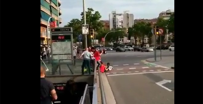 Captura de un video de un viandante que grabó la agresión a las azafatas de la campaña 'Barcelona con la Selección'