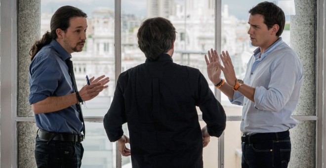 Fotografía facilitada por Atresmedia de los líderes de Ciudadanos y de Podemos, Albert Rivera ,d., y Pablo Iglesias,iz., respectivamente.- EFE