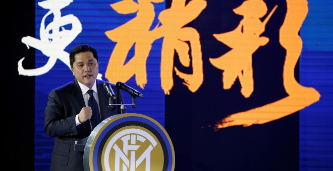 El presidente del Inter de Milán, Erick Thohir, en la rueda de prensa del anuncio de la compra del grupo chino Suning del club italiano. REUTERS/Aly Song