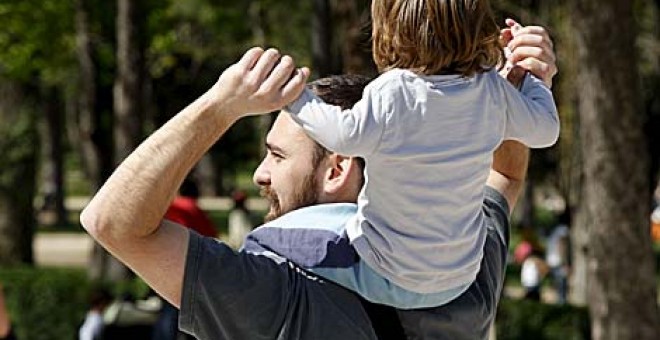 Un padre con su hijo./ EFE