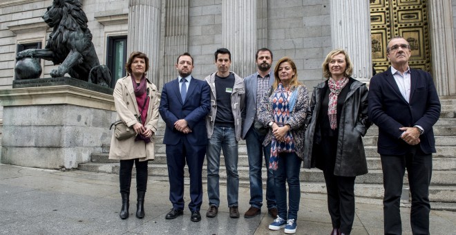 Los diputados de Ciudadanos Dolores Pastor y Francisco de la Torre (izq), los miembros de la Plataforma por la Honestidad Luis Gonzalo Segura, Pedro Arancón y Ana Garrido (centro), y los diputados de Podemos Victoria Rosell y Pedro Yllanes. DANI GAGO