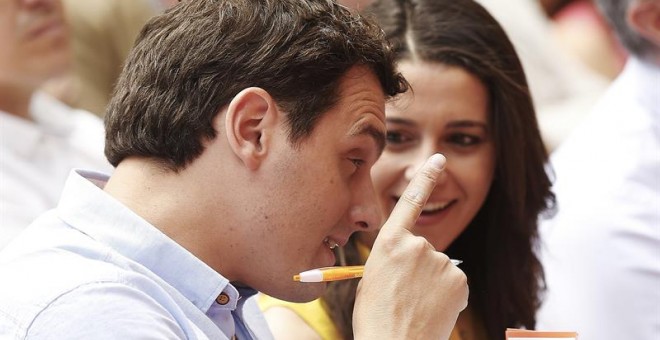 El candidato de Ciudadanos (C's) a la presidencia del Gobierno, Albert Rivera (i), conversa con la líder de C's en Cataluña, Inés Arrimadas (d), en un acto en el barrio barcelonés de Nou Barris en el primer fin se semana de campaña. EFE/Alejandro García