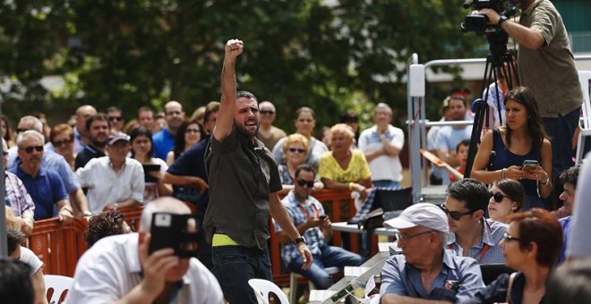 Un joven gritando en catalán 'independencia socialismo', con el puño en alto y tirando octavillas de la agrupación Arran de la CUP, interrumpió ayer el mitin de Rivera en Barcelona. EFE/Alejandro García