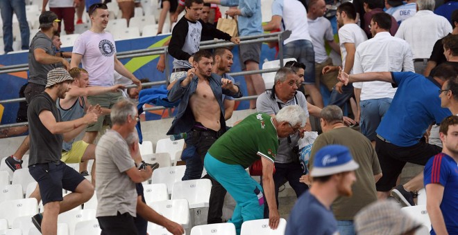 Ultras rusos caminan por las gradas del estadio Vélodrome en busca de ingleses. /EFE