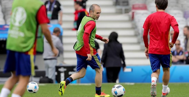 Andrés Iniesta en el entrenamiento de ayer en el estadio de Toulouse. /EFE