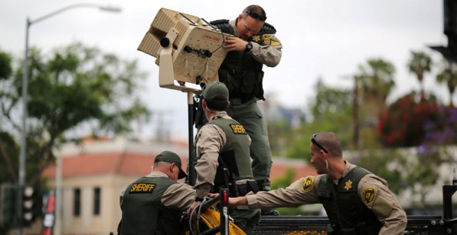 Agentes del condado de Los Angeles vigilan el desfile del Orgullo Gay. / REUTERS