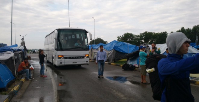 Comienza la llegada de autobuses al campamento de Eko para el desalojo de los refugiados. @ares_masip