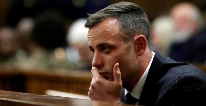 El alteta paralímpico Oscar Pistorius, en el momento de conocer la sentencia por el asesinato de su novia. REUTERS/Themba Hadebe