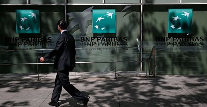 Un hombre pasa junto a las oficinas del banco francés BNP en Madrid. REUTERS/Juan Medina