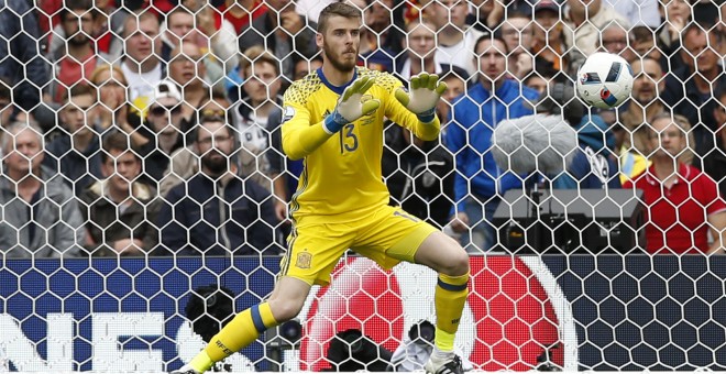 David de Gea se dispone a bloquear un balón en el España-República Checa. /REUTERS