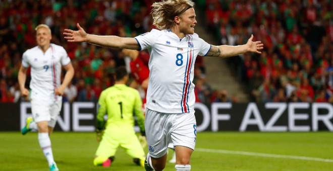 Bjarnason celebra su gol a Portugal en la Eurocopa. REUTERS/Kai Pfaffenbach