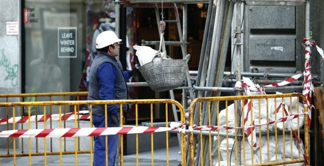 La construcción es el sector en el que más ha descendido el coste laboral, un 2,2%