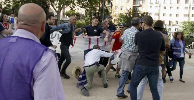 Miembros del grupo neonazi Hogar Social Madrid que han irrumpido en un acto de campaña de Podemos para intentar boicotearlo. EFE/J. J. Guillén