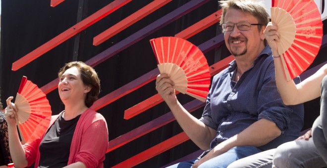 El cabeza de lista de En Comú Podem, Xavier Domenech, junto a la alcaldesa de Barcelona, Ada Colau, durante un acto sobre mujeres en Badalona. EFE/Quique García