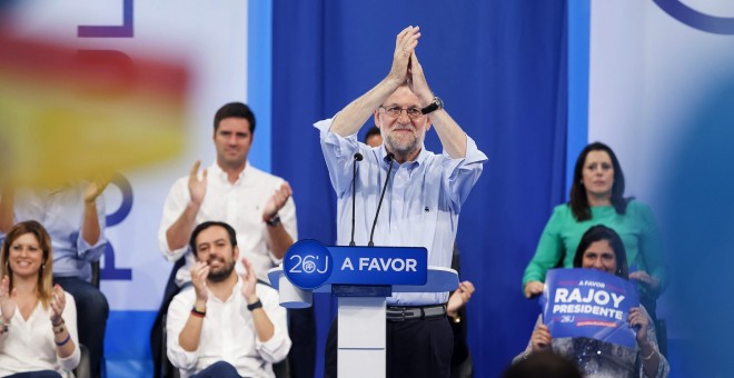 El candidato del Pp a la presidencia del Gobierno de España en las próximas elecciones generales del 26J, Mariano Rajoy, durante el encuentro que mantuvo con afiliados y simpatizantes en el Recinto Ferial de la capital tinerfeña. EFE/Ramón de la Rocha