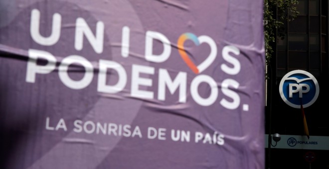 Un cartel de Unidos Podemos, visto cerca de la sede del PP en Madrid.  REUTERS/Andrea Comas