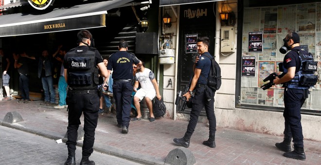 Policías turcos dispersan a las personas concentradas para participar en la marcha en Estambul en defensa de los derechos LGTB. REUTERS/Osman Orsal